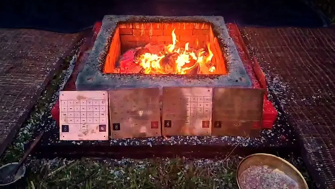 Copper plaques arranged before the Yagna fire