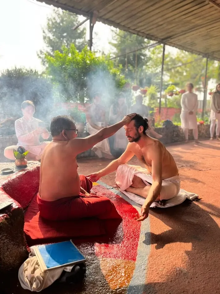 Thomas Jayet receiving a transmission from Maharaj Rajkumar Baswar
